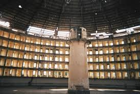 Panopticon è un carcere ideale progettato nel 1791 dal filosofo e giurista Jeremy Bentham.