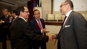 (Nella foto, di Roberto Candido, l'Ambasciatore del Vietnam Dott. Nguyen Hoang Long (al centro) presenta al Segretario Generale di ASEAN Mr. Le Long Minh l'Avv. Salvatore Frattallone).