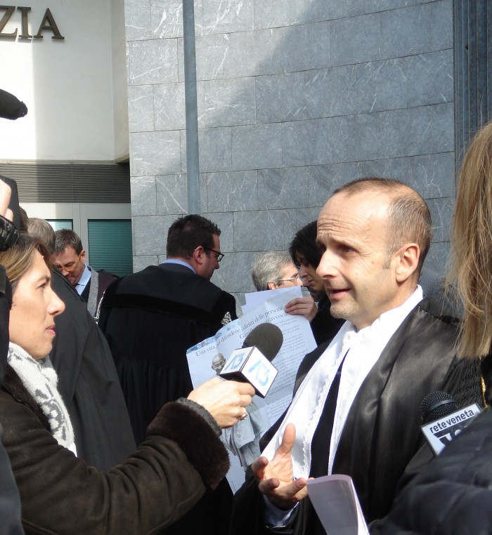 L'Avv. Lorenzo Locatelli, Presidente del Consiglio dell'Ordine degli Avvocati di Padova, durante la manifestazione del 24.02.2012